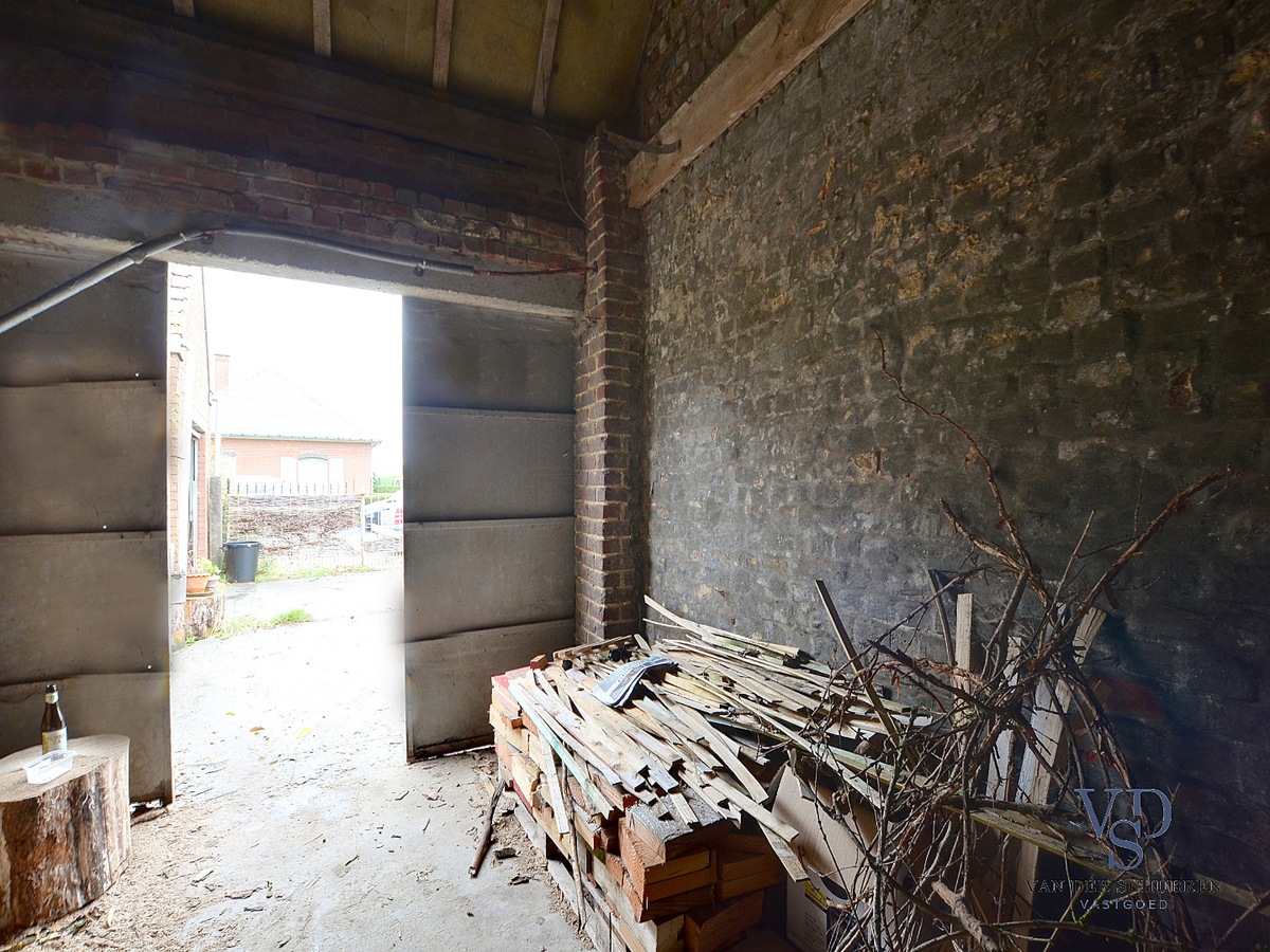 Karaktervolle, te renoveren woning (op bijna 900 m²). 