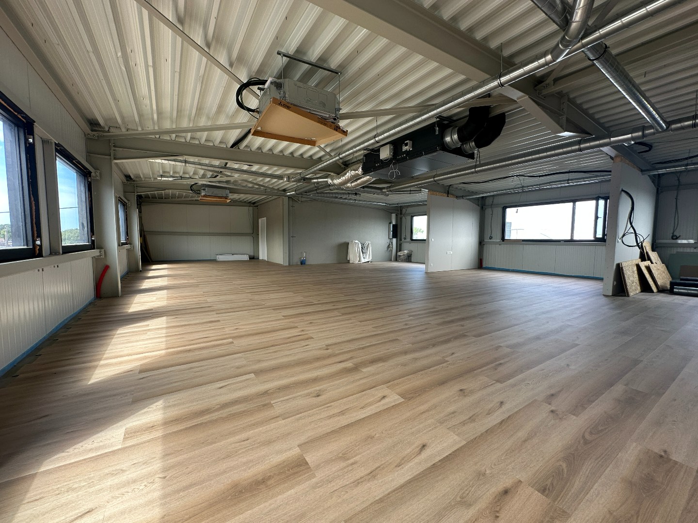 Prachtige kantoorruimte, 275 m², met private parking, gunstig gelegen te Torhout. 
