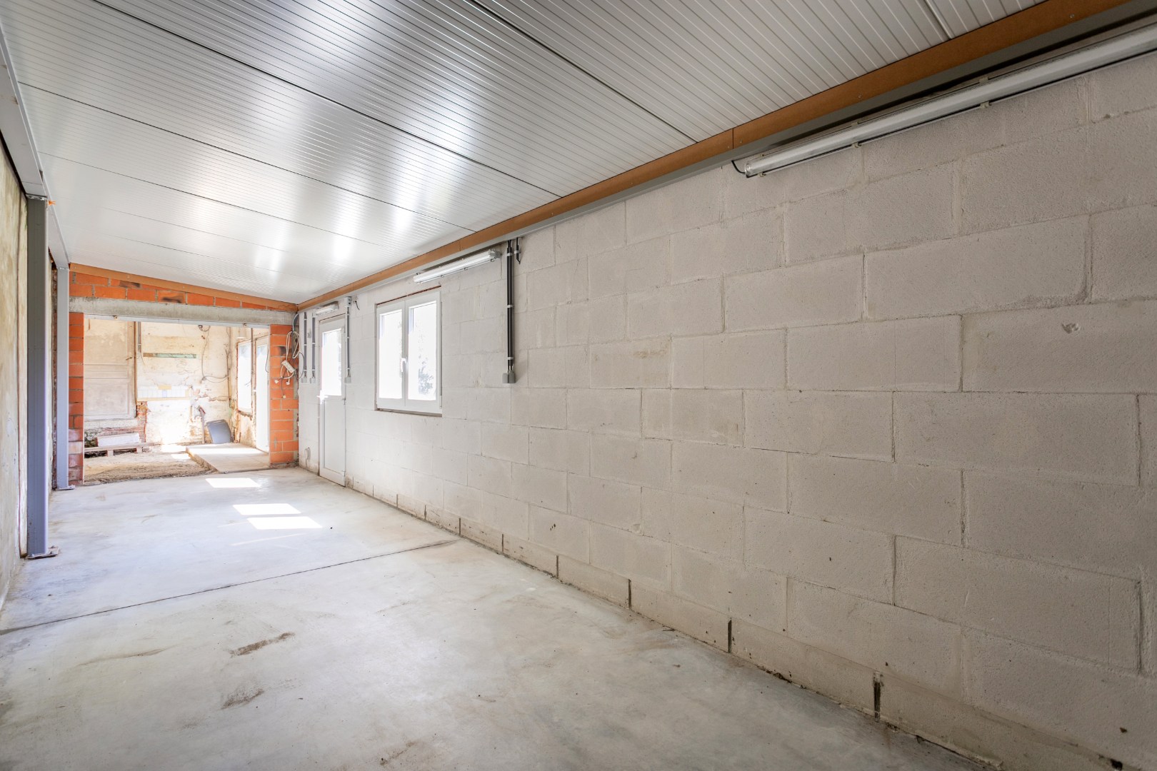 Te renoveren eigendom (317 m²) met veel potentieel, ruime tuin (6a 42ca) en dubbele achterliggende carport met toegang tot de achterliggende straat in Kester 