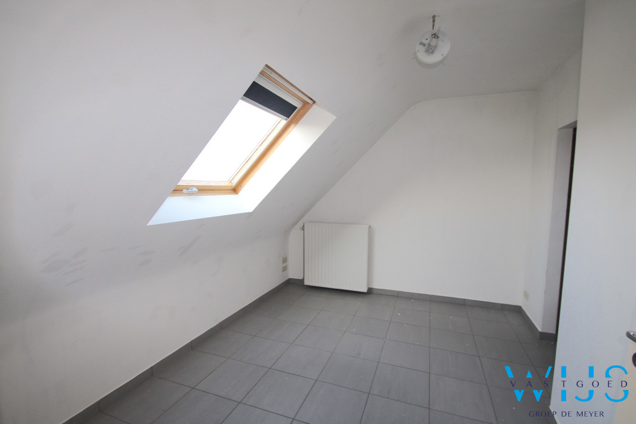 Zeer ruim lichtrijk appartement met 4 slaapkamers ! 