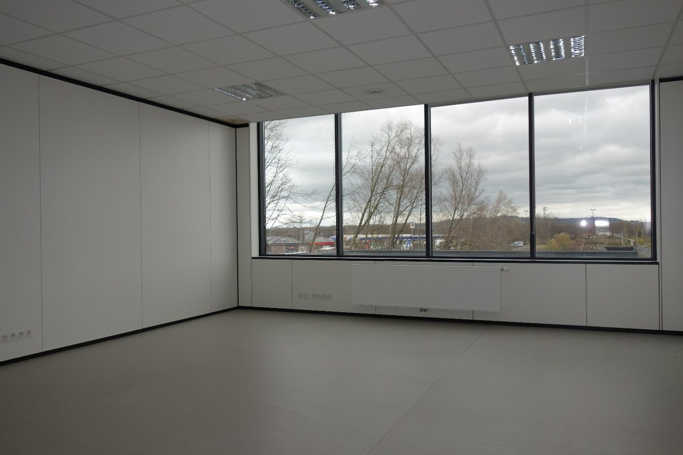 Bureau de prestataires de services loué À Tournai