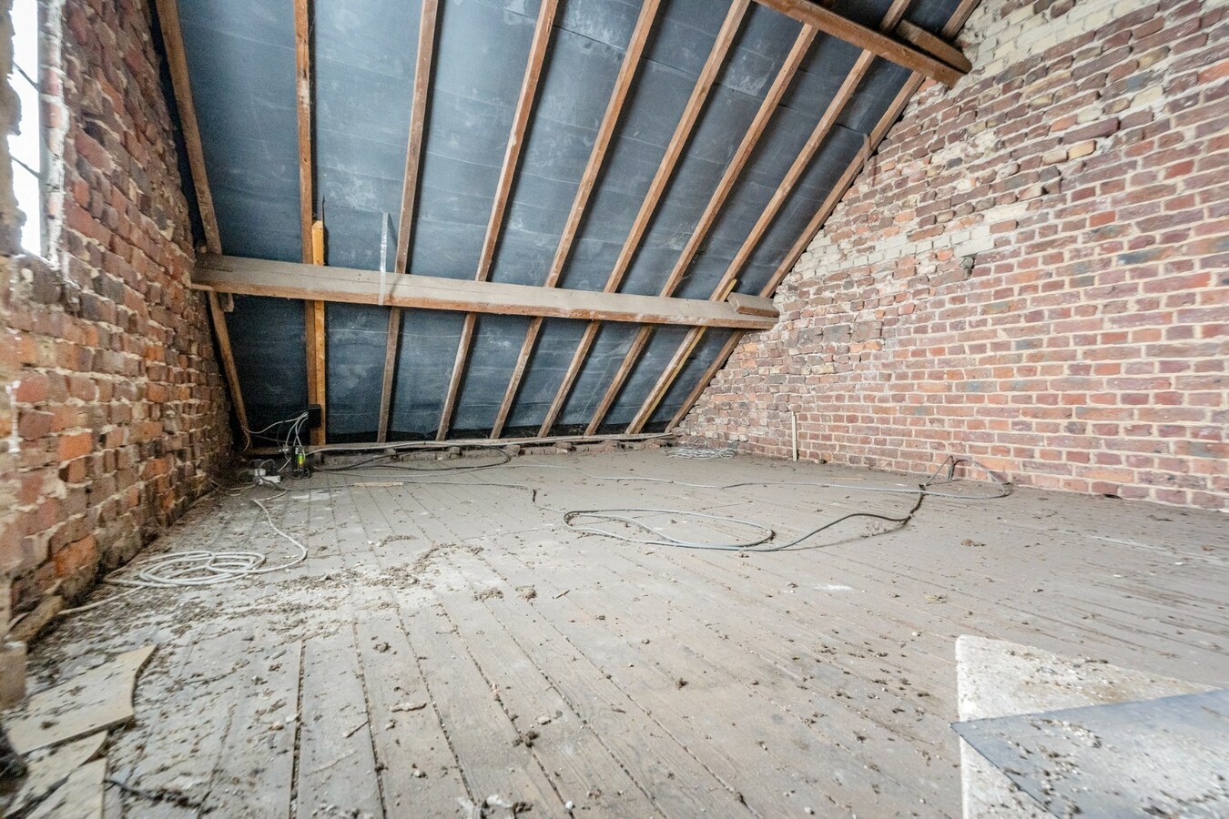 Te renoveren halfvrijstaande gezinswoning op een perceel van 5a03ca te Neeroeteren! 