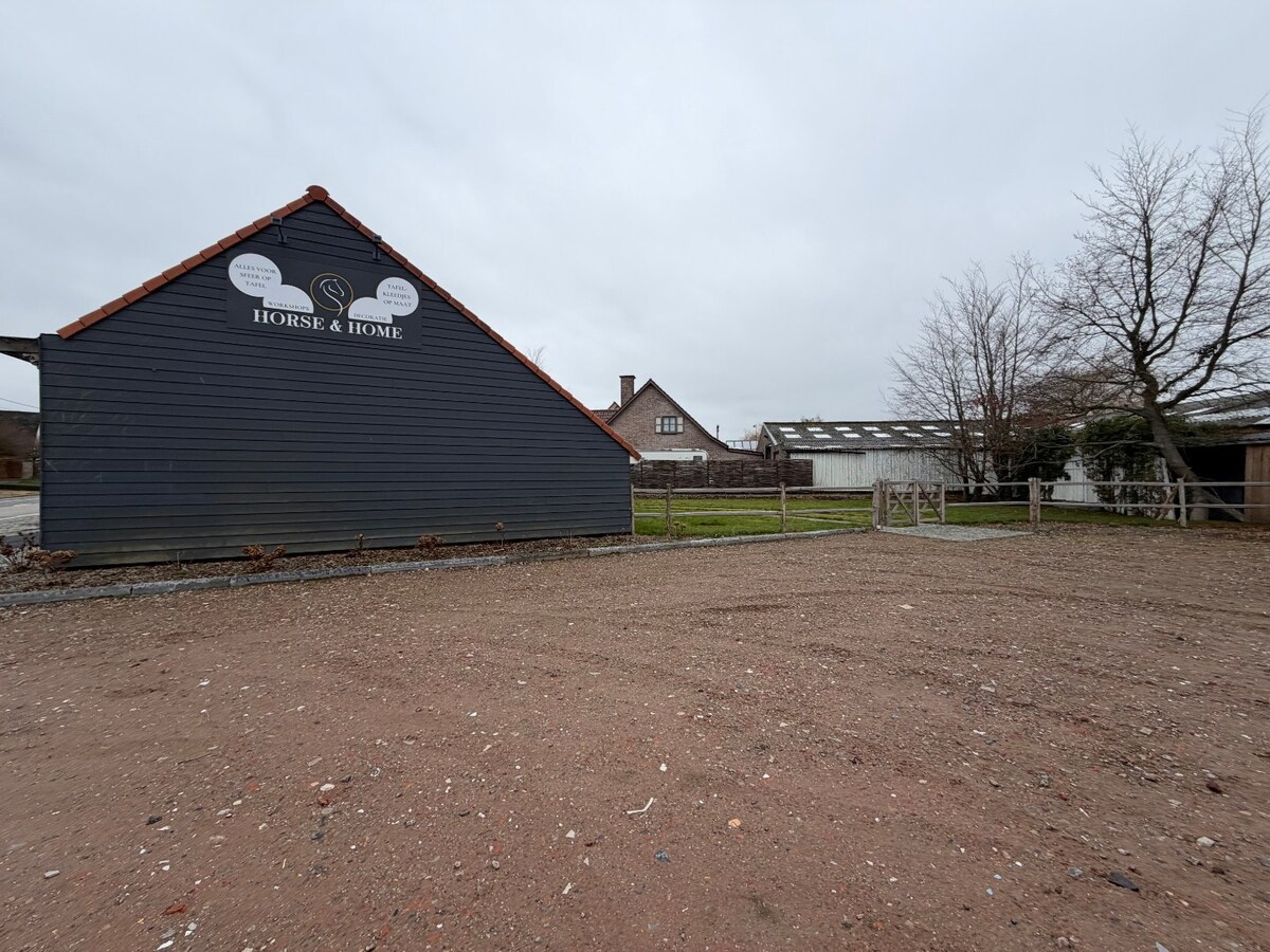 Multifunctioneel commercieel pand op toplocatie. 