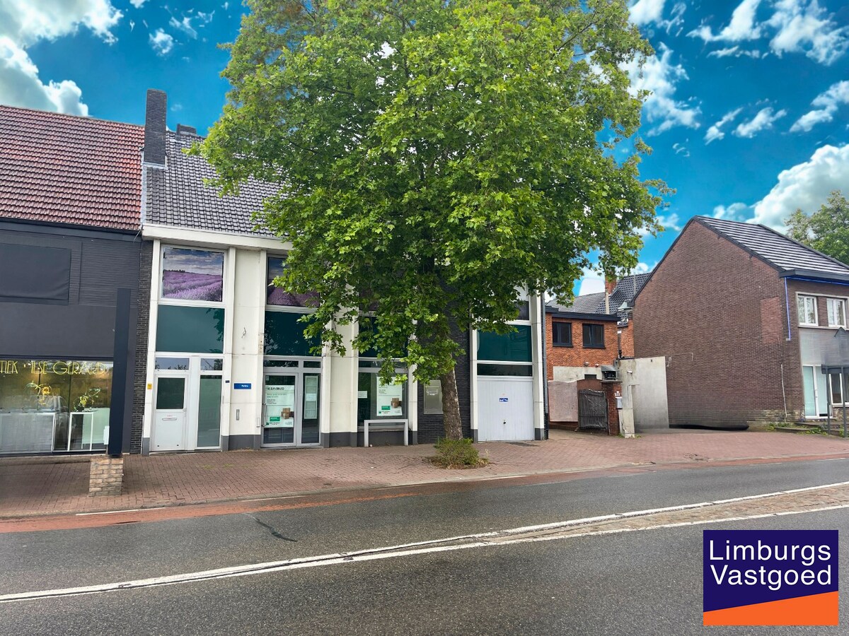 Kantoorgebouw 482m² op 3a85ca met tuin en garage op commerciële topligging 