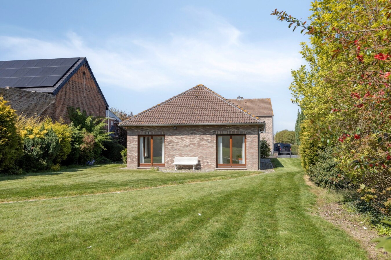 Instapklare bungalow met zuidtuin, garage en rust in Outgaarden 