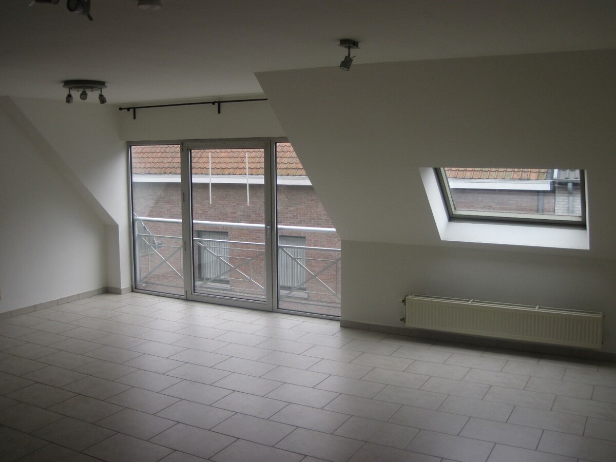 Bijzonder ruim appartement in hartje Kruishoutem. 