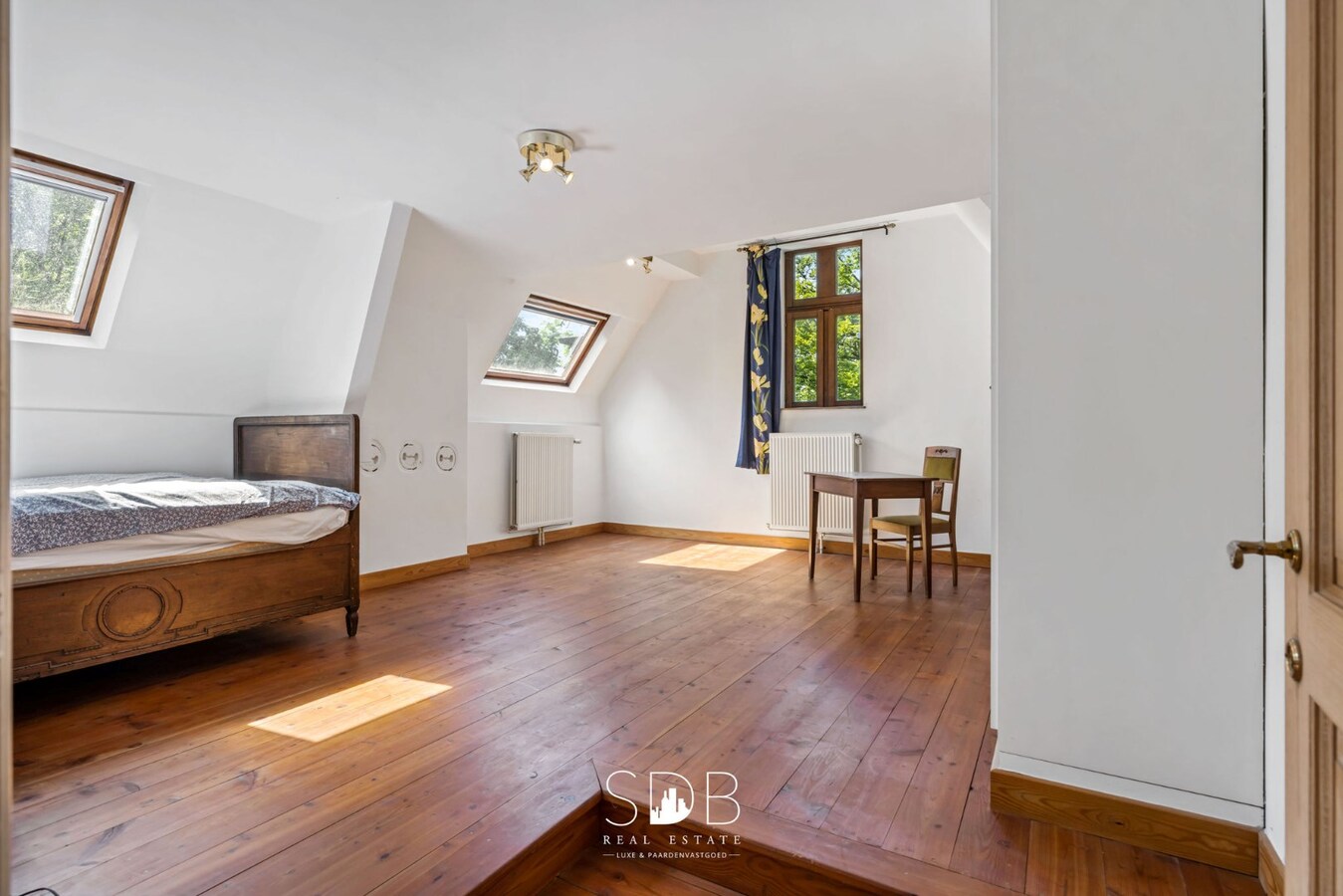 Prachtig kasteel met omringend park, weilanden en stalgebouw op circa 5hectare 