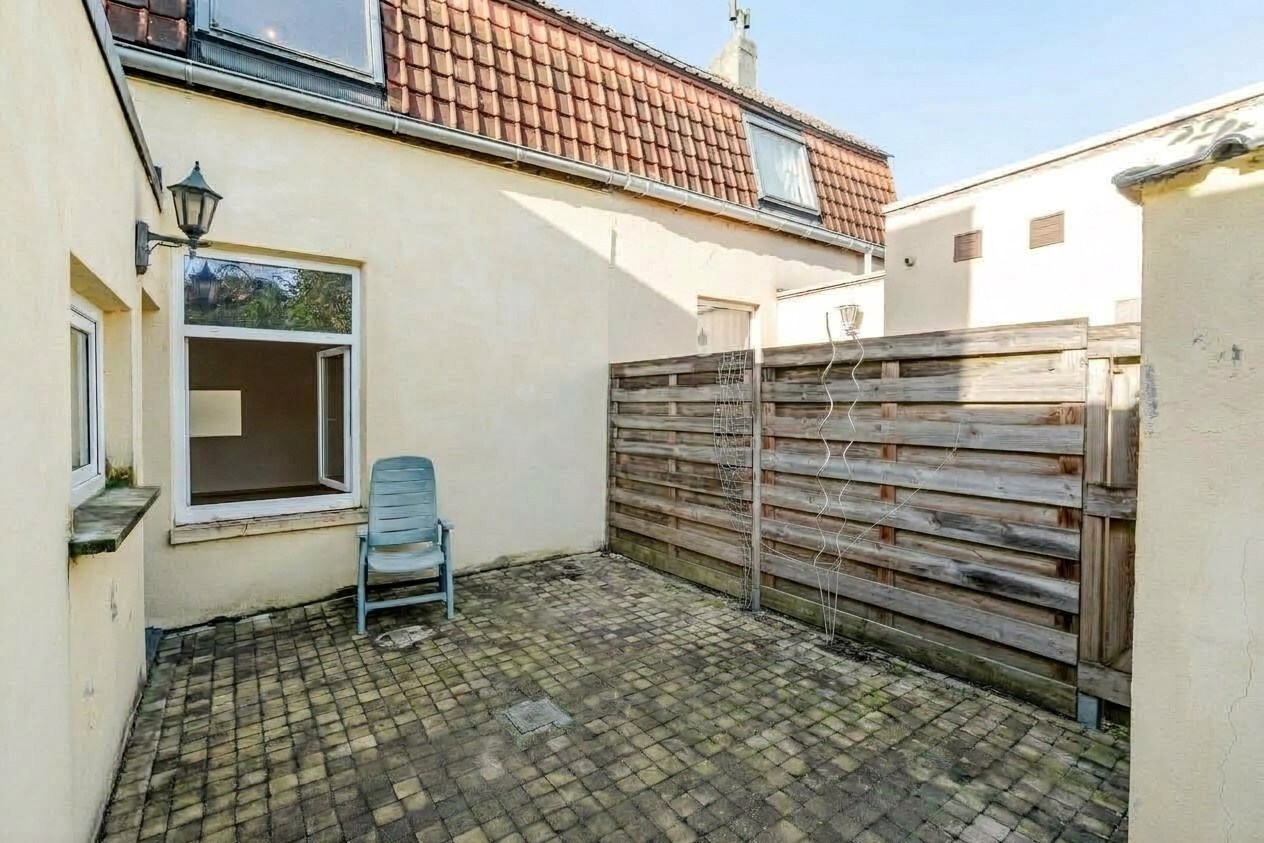 Te renoveren rijwoning met 2 slaapkamers in het centrum van Zomergem 
