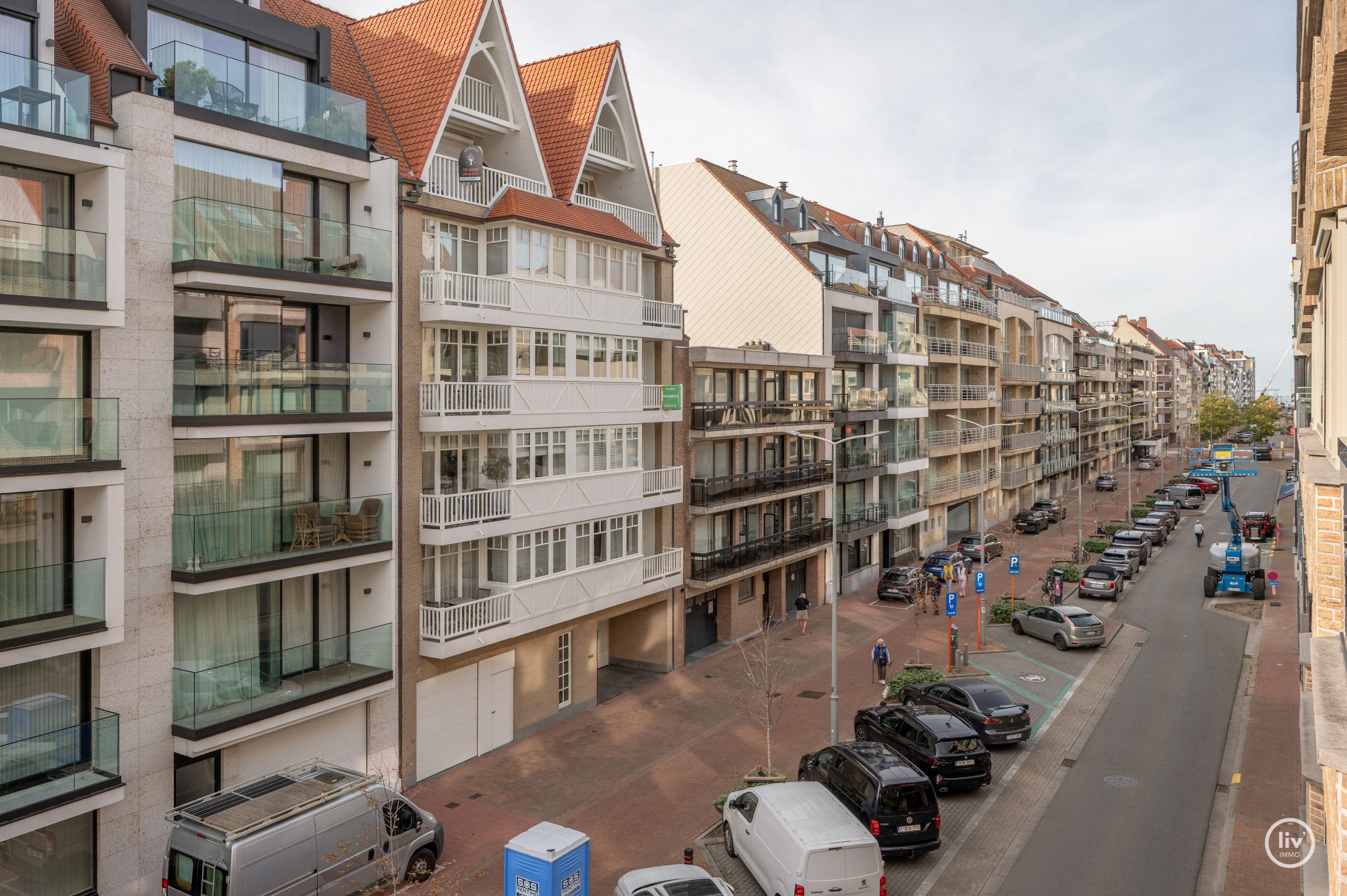 Volledig gerenoveerd 3 slaapkamerappartement langs de zonnekant van de Parmentierlaan gelegen op wandelafstand van de zeedijk. Garage mogelijk in het gebouw. 