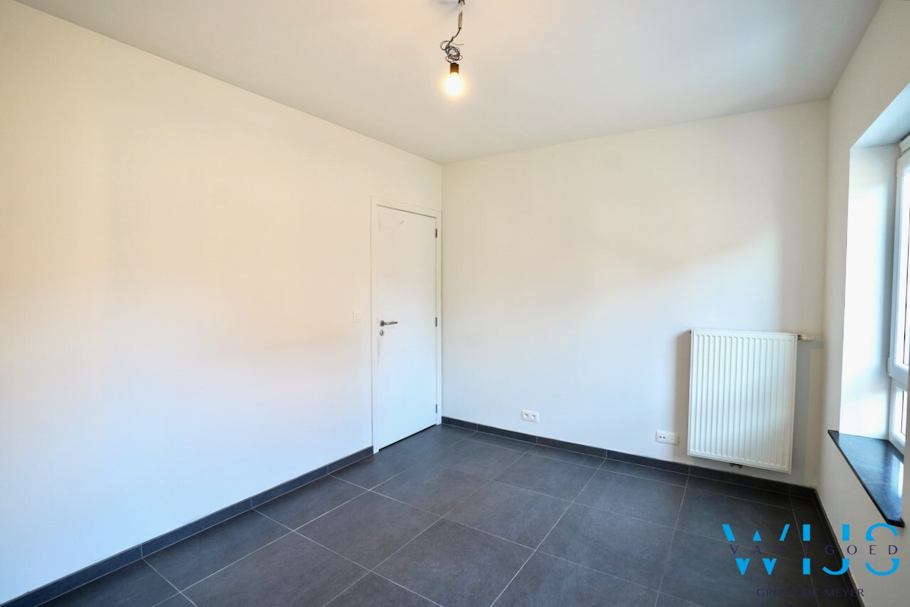 Instapklaar 2 slaapkamer appartement met garage ! 