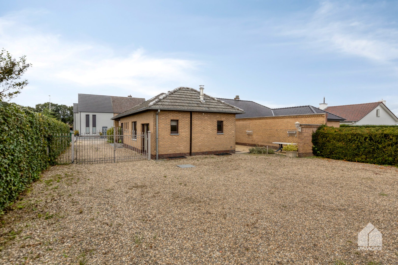Te renoveren, gelijkvloerse woning op 13a 60ca met 2 slpk en garage. 