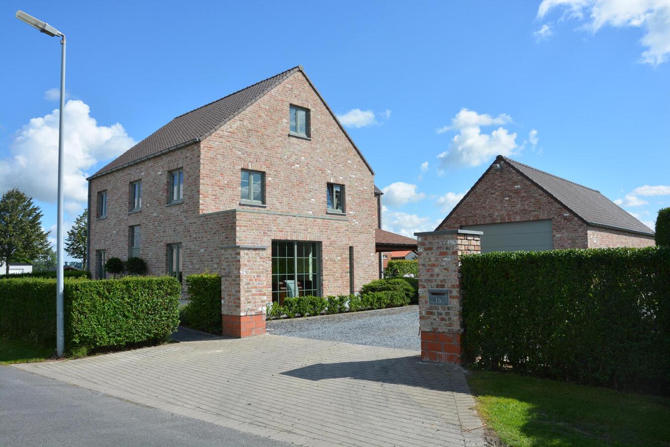 Prachtige recente villa met bijgebouw 