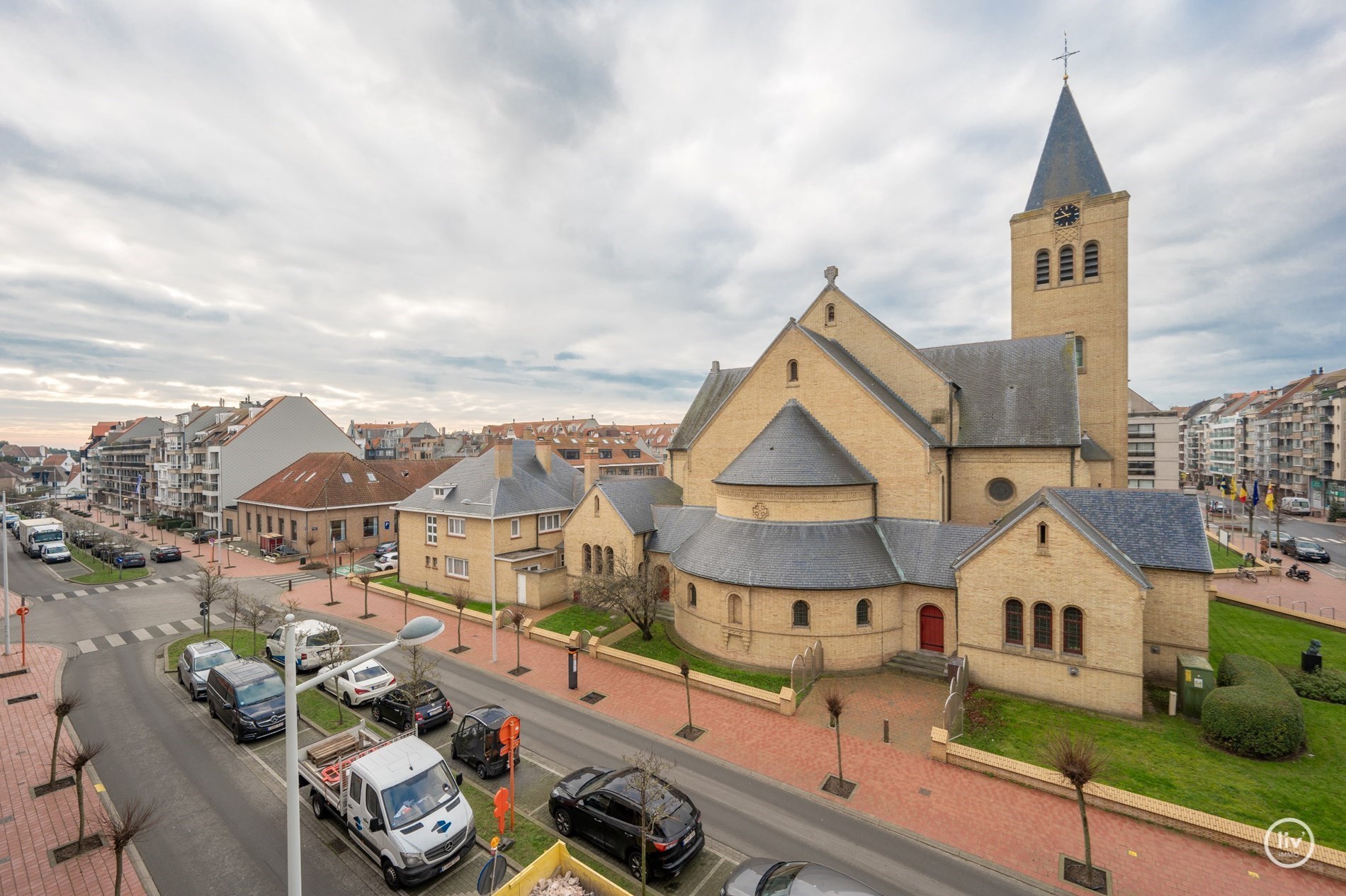 Aangenaam appartement met OPEN ZICHT en ideale zuid-west oriëntatie gelegen vlakbij de Dumortierlaan en op een steenworp van de Zeedijk 