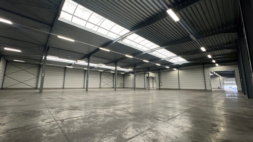 Bedrijfsgebouw met laadkades en kantoren te koop in Ronse