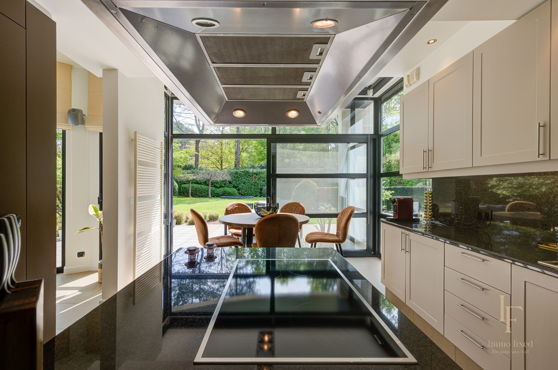 Moderne villa met 7 slaapkamers te Zoersel. 