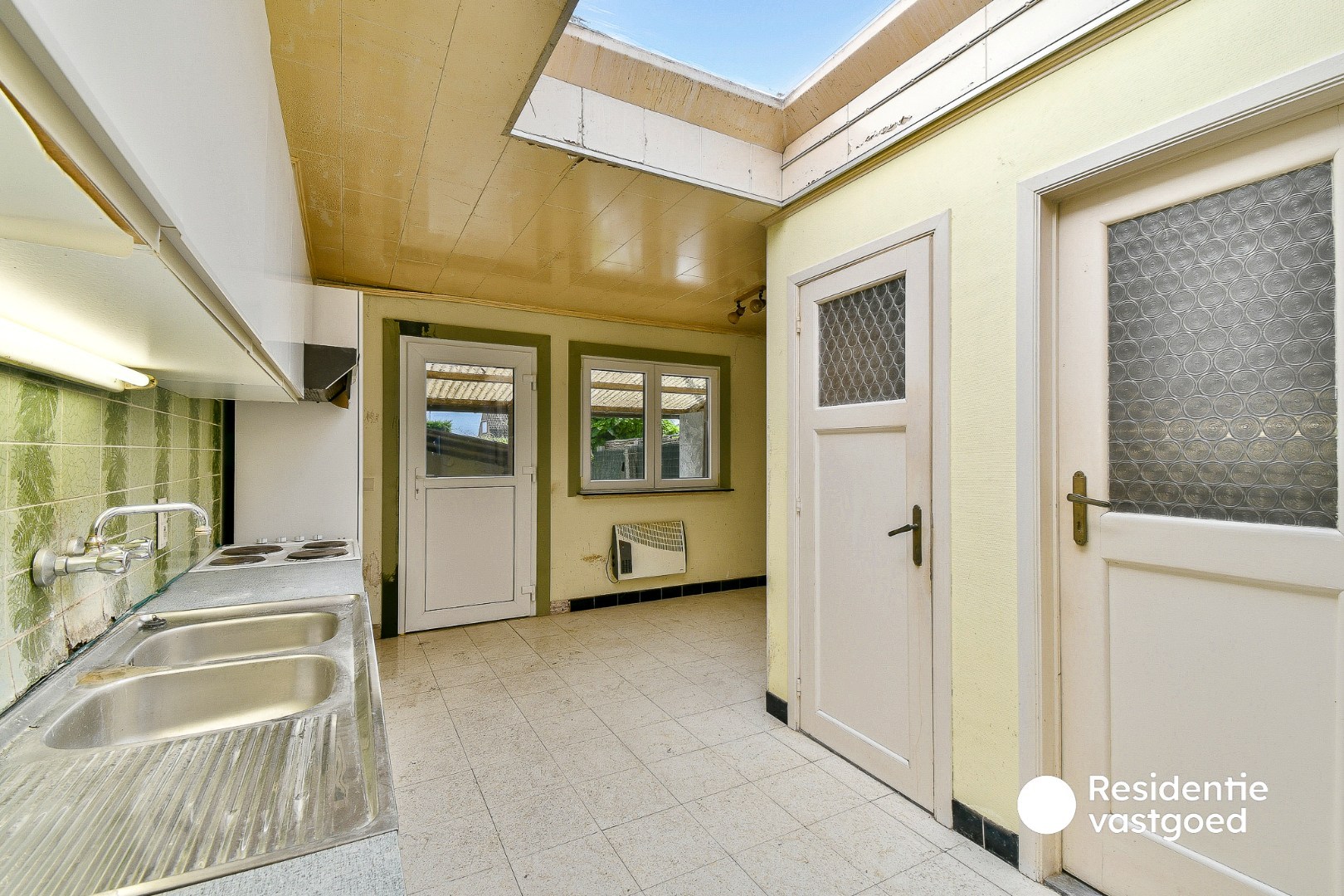 Te renoveren rijwoning met twee slaapkamers en tuin 