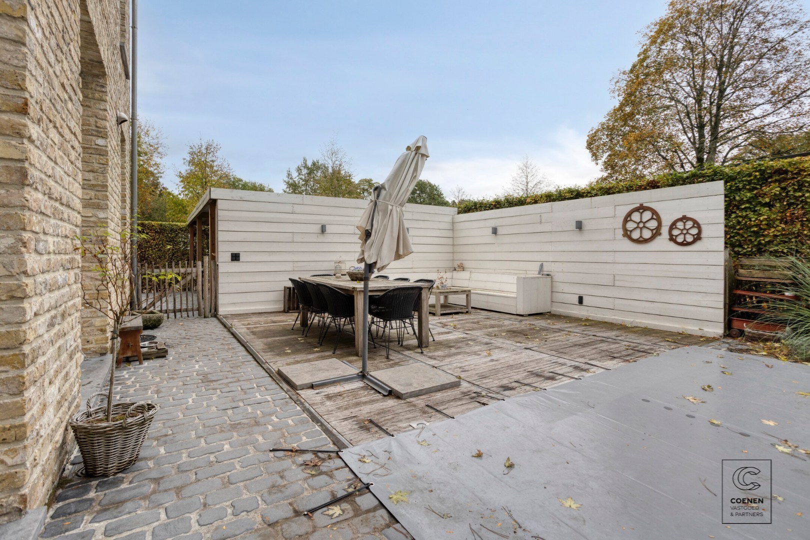 Prachtige woning met een bew. opp. van 302 m², 6 slpk, 3 bk en prachtige tuin met zwembad 
