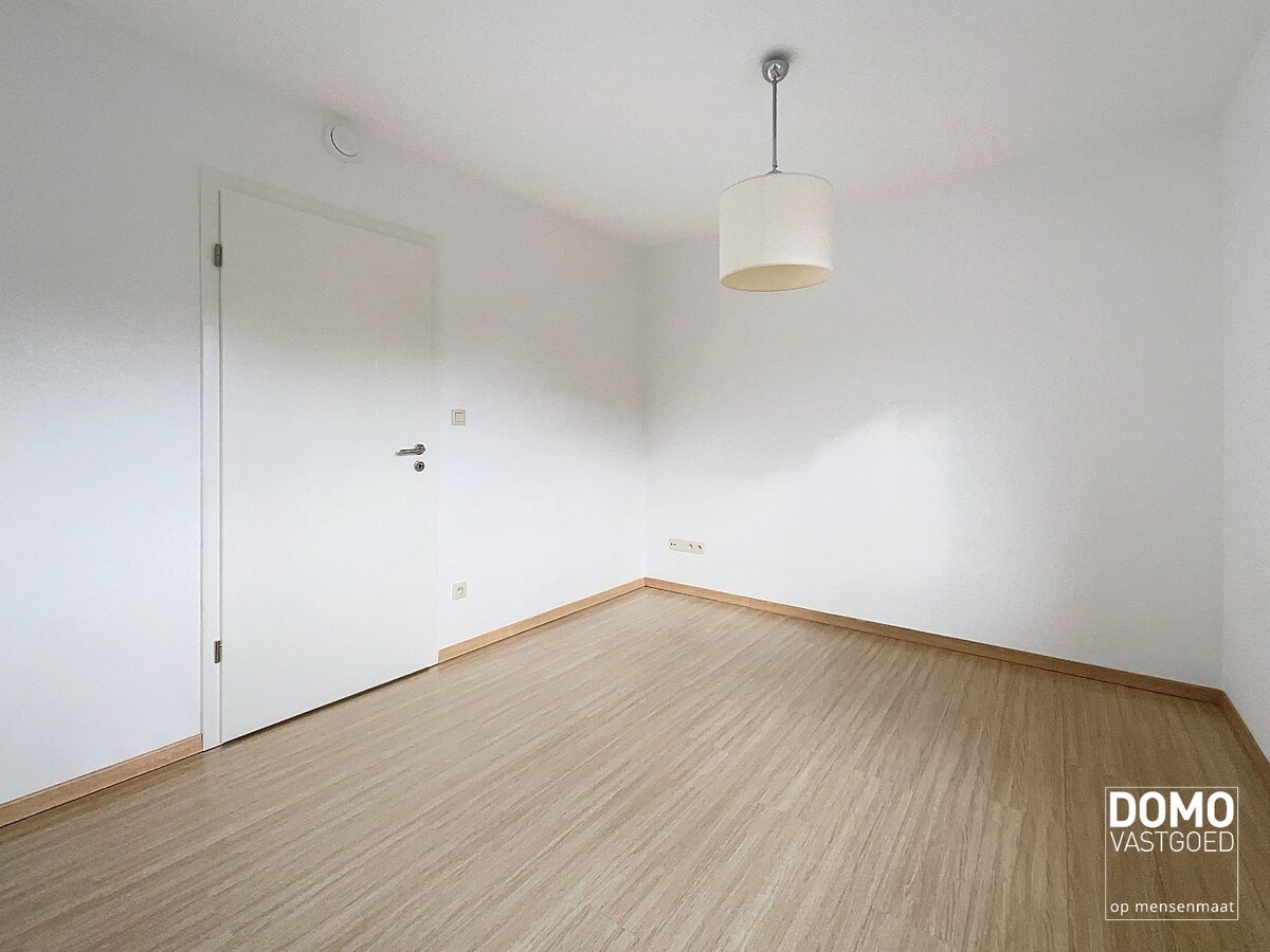 RUIM 2 SLAAPKAMER APPARTEMENT MET ONDERGRONDSE AUTOSTANDPLAATS EN TERRAS TE KERMT 