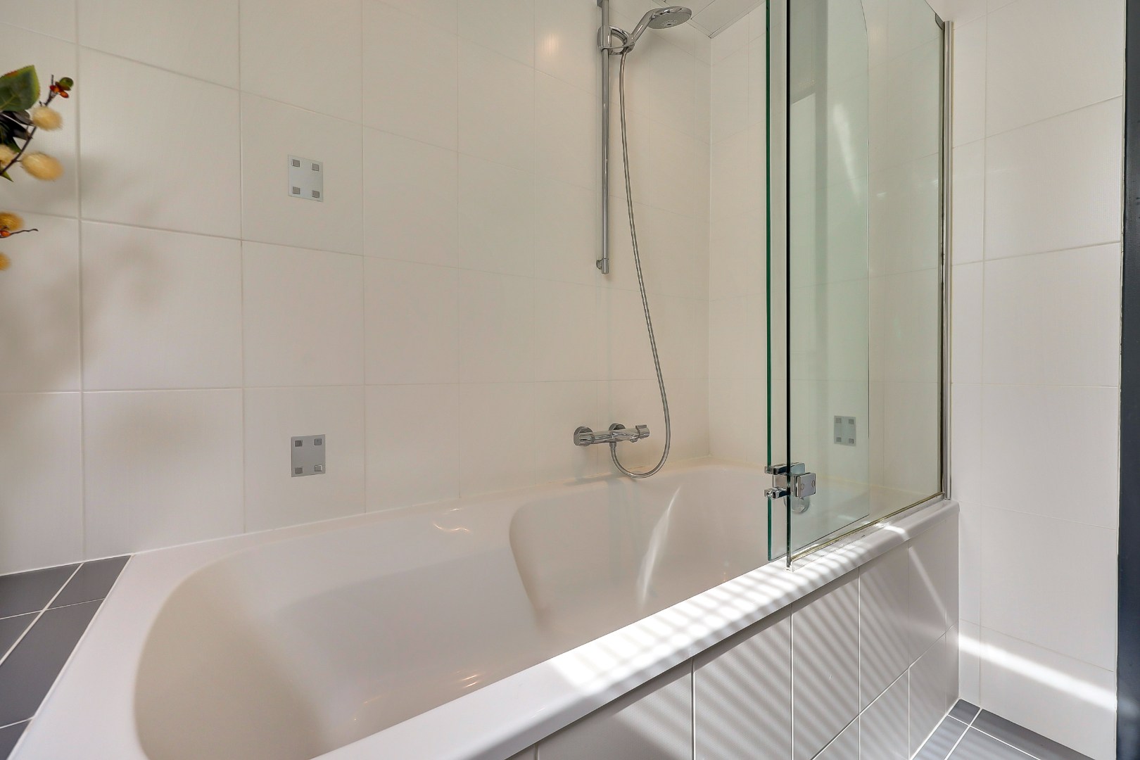 Instap klaar en moderne 4-kamer hoekwoning met 3 ruime slaapkamers, fraaie keuken en badkamer, onderhoudsvriendelijke tuin en gelegen op eigen grond. 