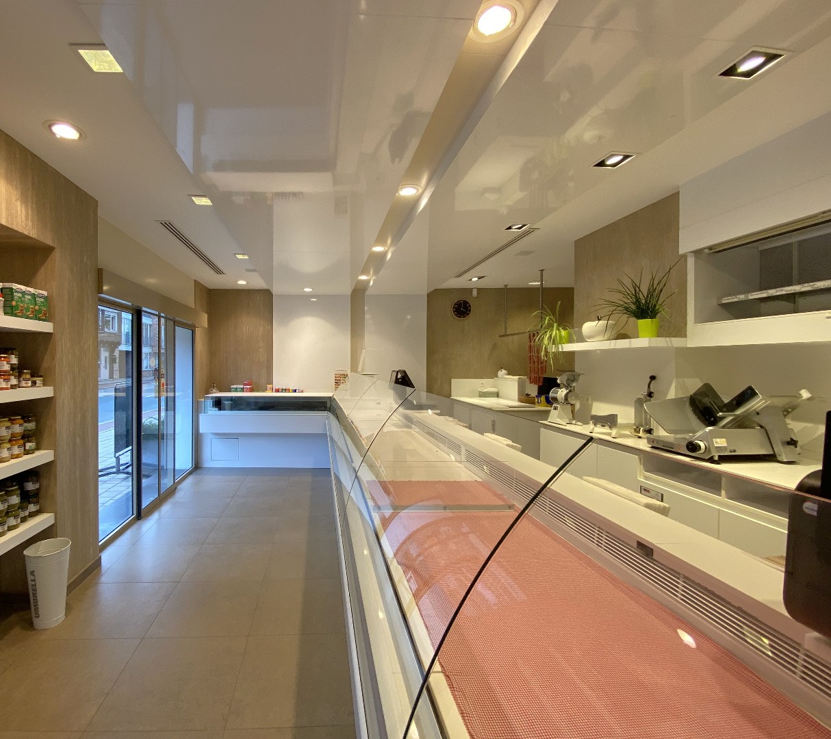 Volledig uitgeruste slagerij met luxueuze woonst op centrumligging in Sint-Eloois-Vijve! 