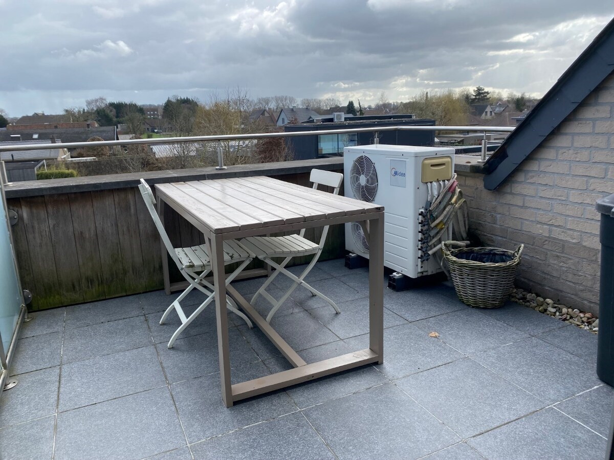 Eigentijds duplex-appartement met  autostaanplaats en kelder. Geen vaste kosten. 