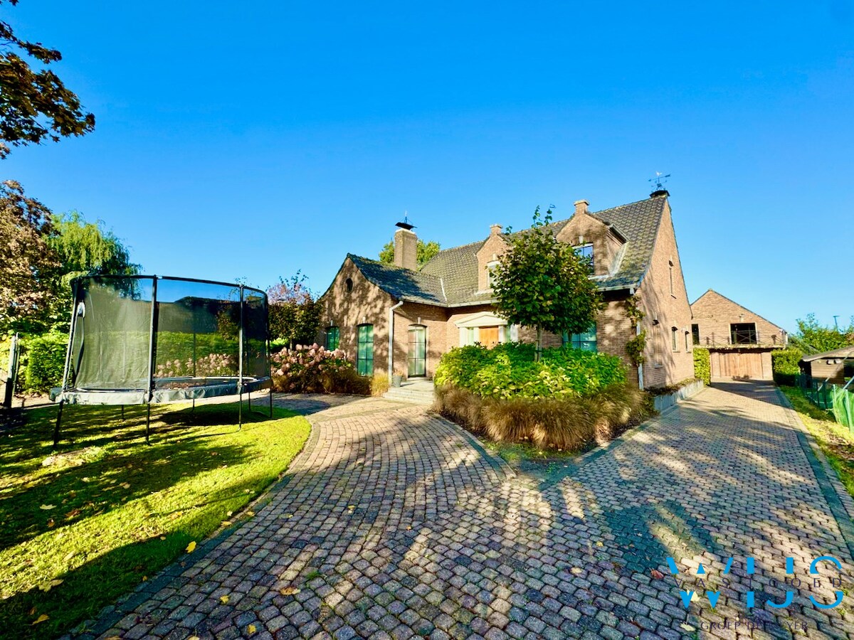 Prachtig ruim woonhuis met volwaardig bijgebouw ! 