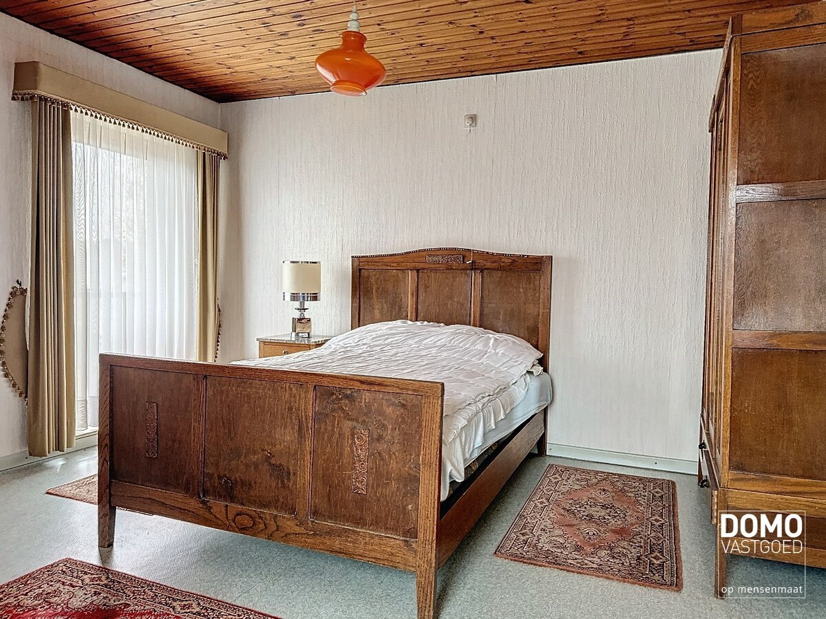 Charmante woning met ruime tuin en inpandige garage, rustig gelegen te Spalbeek. 