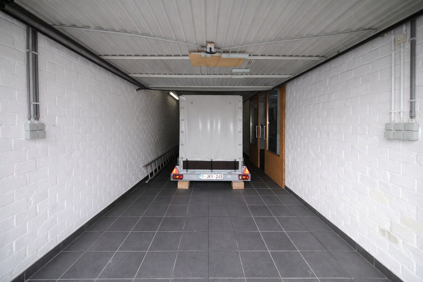 Te koop in Sint-Niklaas: uitzonderlijk handelshuis met woonst en duplex appartement, met optionele garageboxen en sterk opbrengstpotentieel 