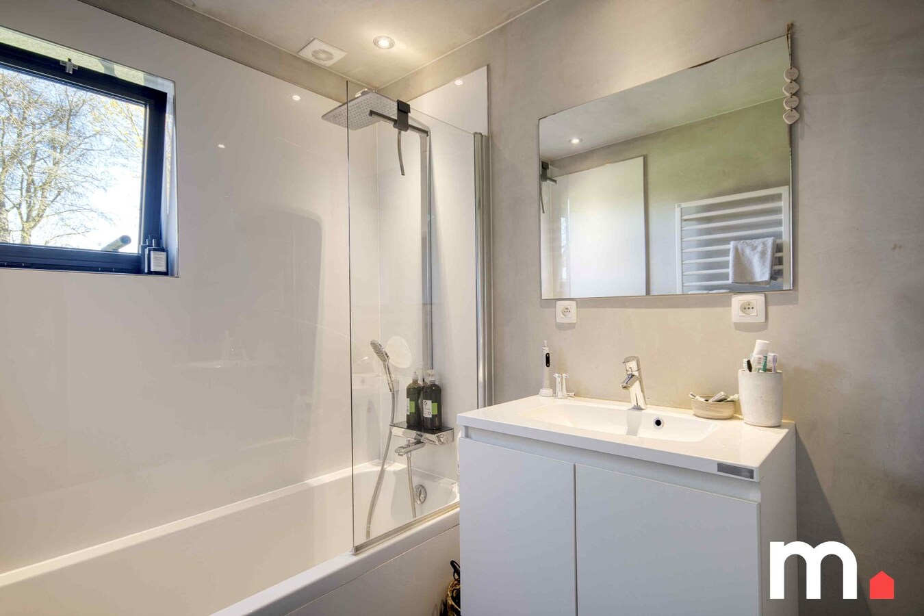 Mooie en welgelegen bungalow in centrum Oostrozebeke ! EPC B ! 