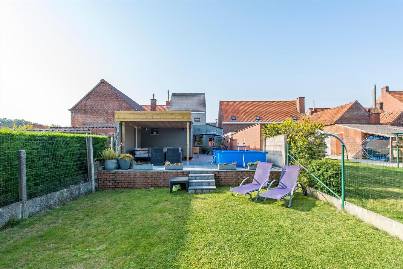 Volledig instapklare woning met 3 slaapkamers en mooie tuin in het hartje van Jonkershove. 