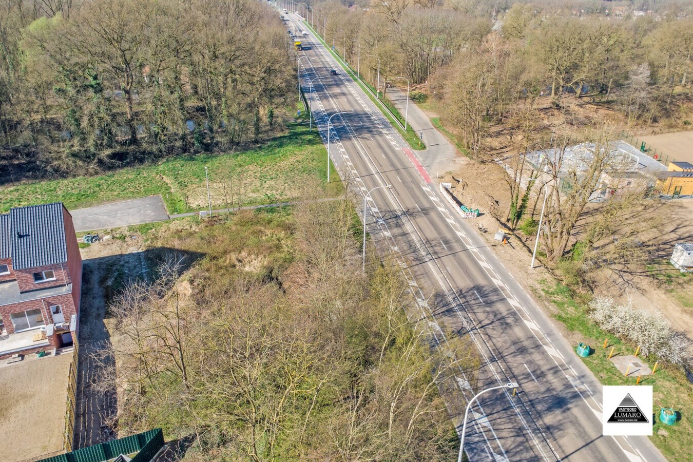 Bouwperceel voor een 3-gevelwoning. Tegenover Park- en Natuurgebied. Nabij Oud Kanaal en de Boslaan. 
