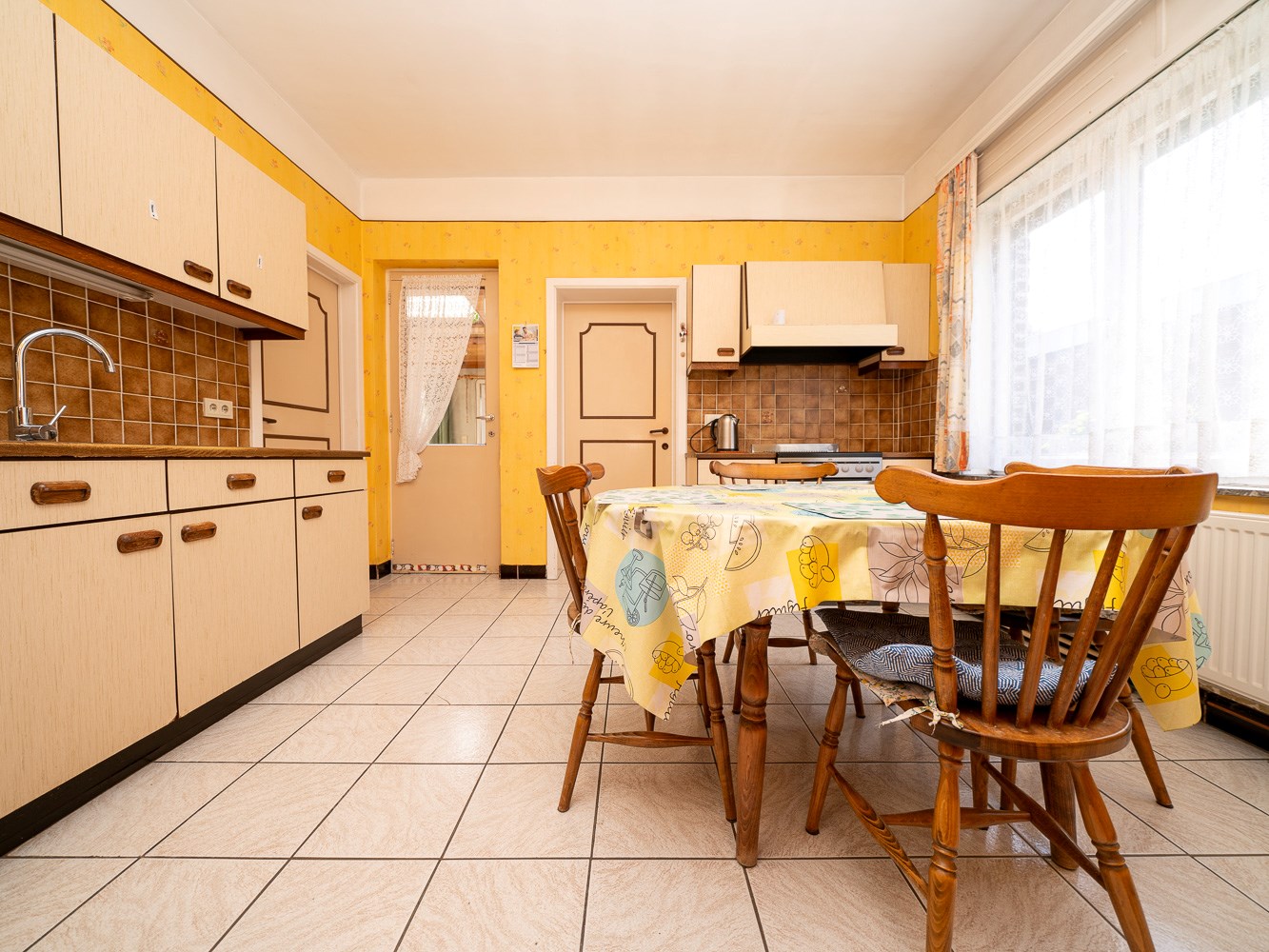 Knappe te renoveren gezinswoning met veel potentieel 