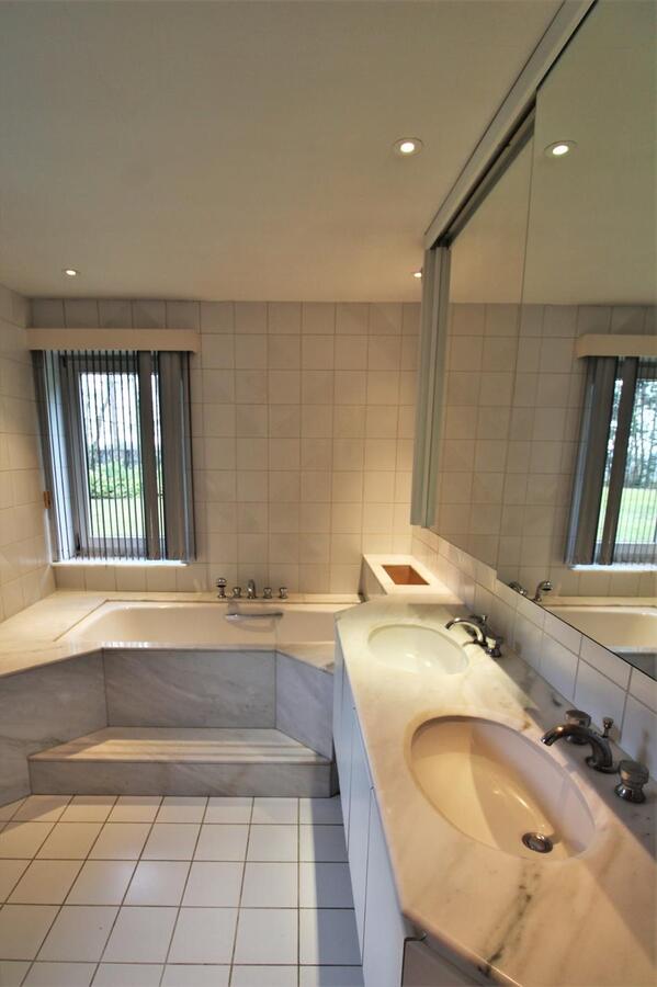 Villa avec infrastructures équestres, piscine, court de tennis, piste de trot et prairie sur environ 2ha65a à Huldenberg (Brabant Flamand) 