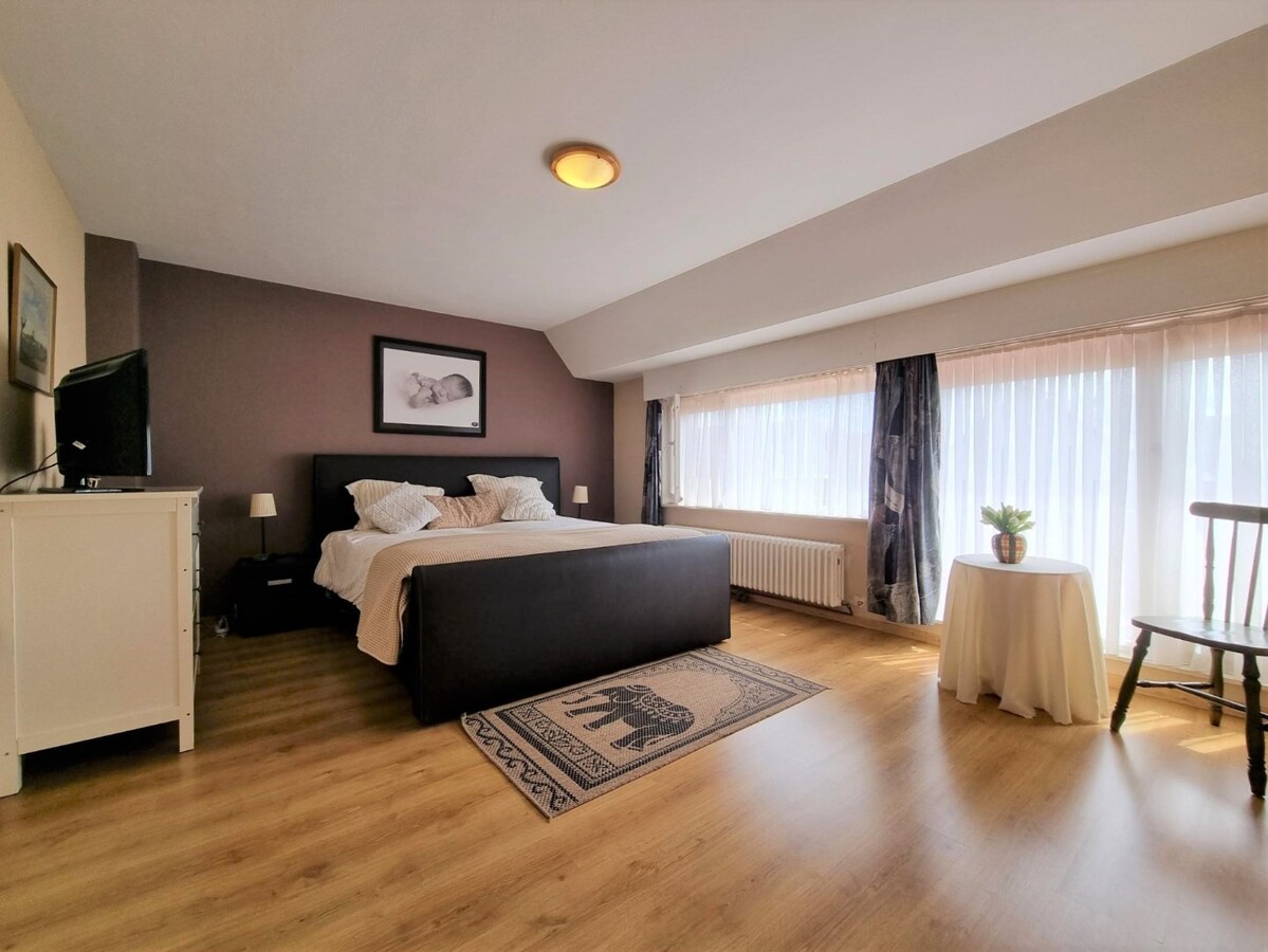 Ruime woning gelegen in een zeer rustige, residentiële woonwijk te Knokke-Heist 