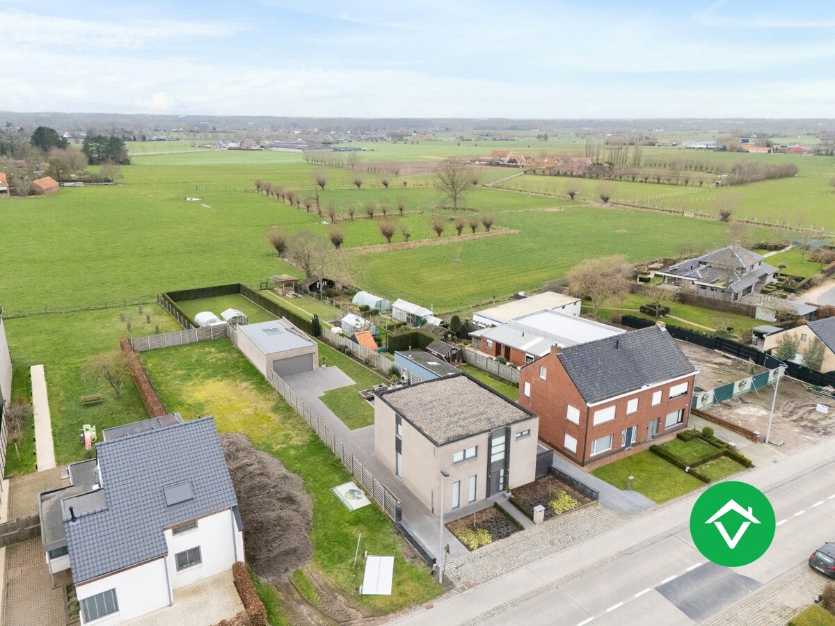 Alleenstaande woning met 4 slaapkamers en garage te Aartrijke 