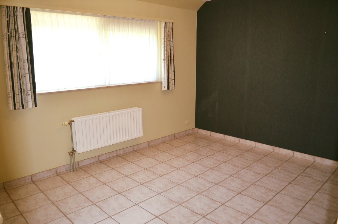 Halfopen bebouwing op 530m² met 3 slpks, garage, tuin en tuinhuis te Maldegem 