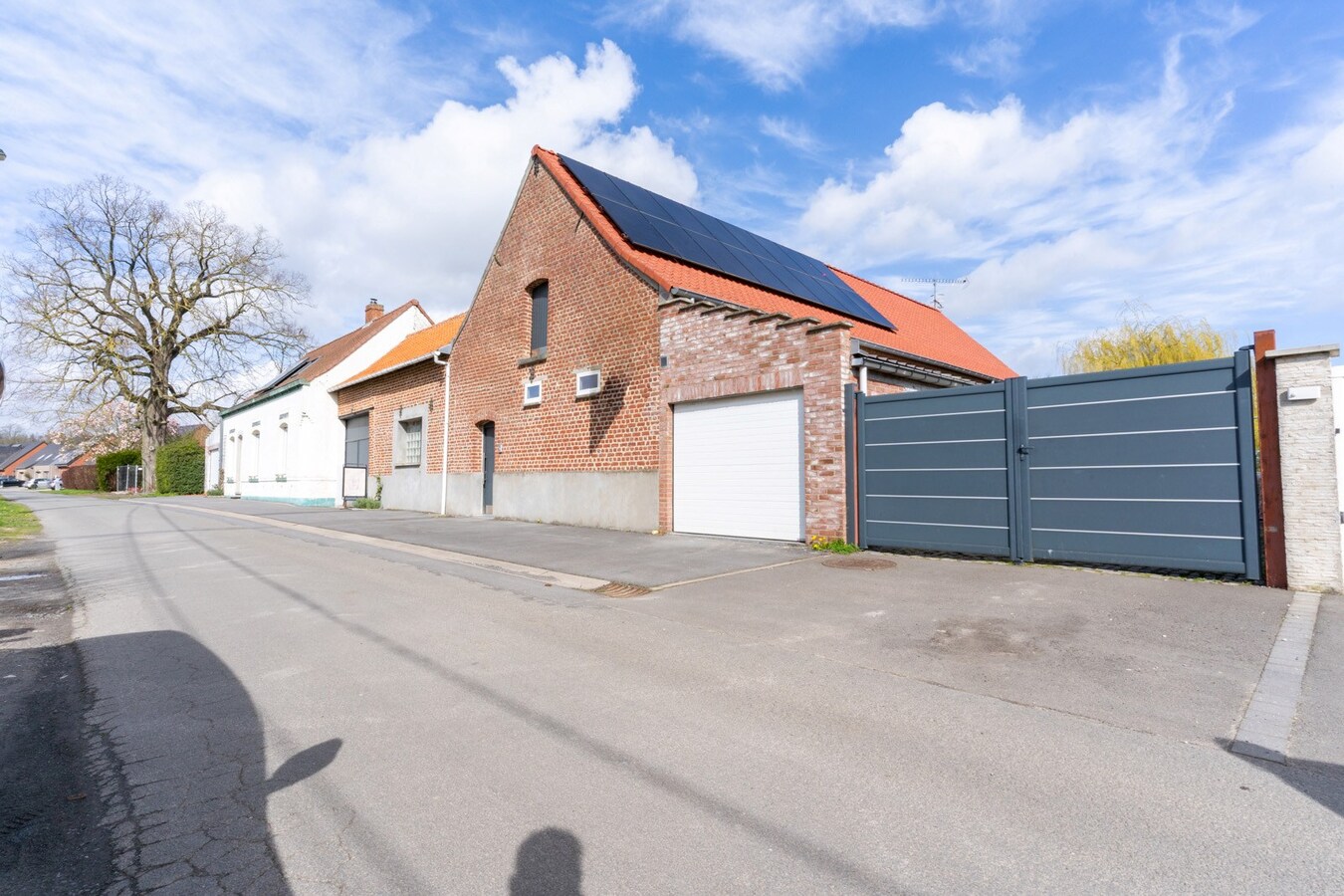 Ensemble immobilier érigé sur 2448m² (Corps de ferme, profession libérale, SPA Airbnb) 