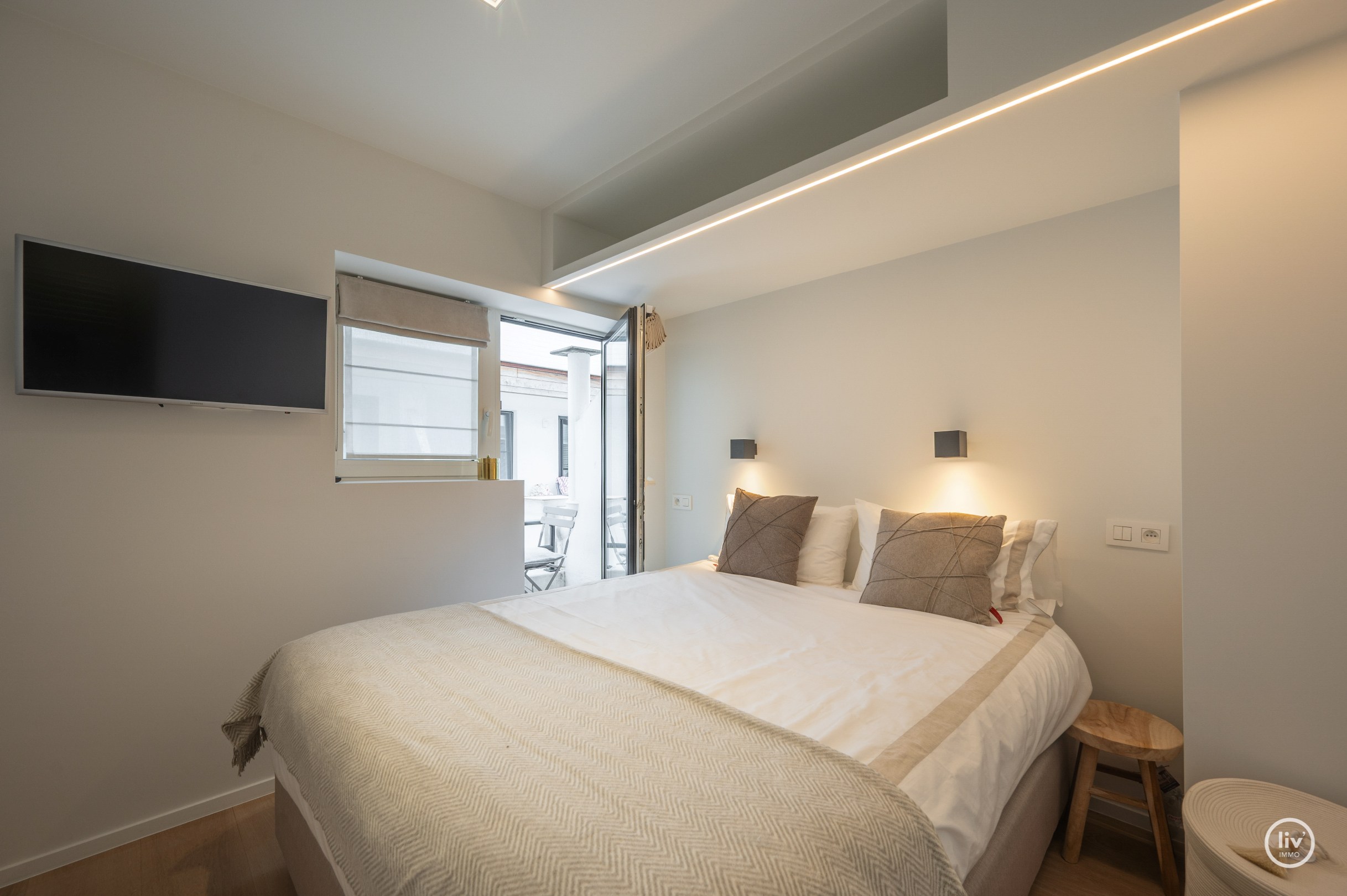 Recent gerenoveerd hoekappartement in een villaresidentie op enkele passen van de zee 