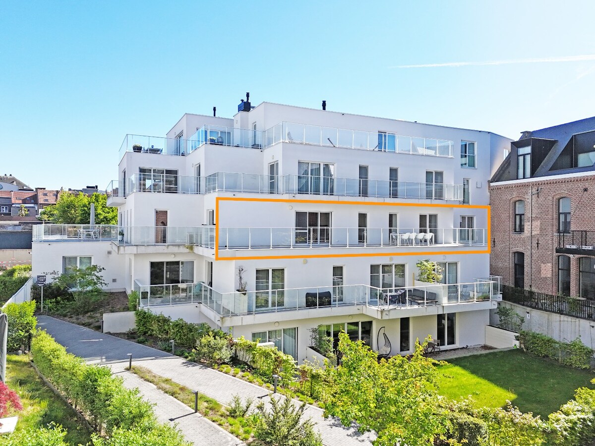 Nieuw appartement met riant terras en garage te centrum Zottegem 
