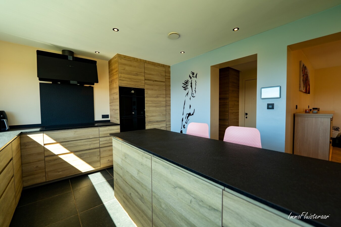 Recent gerenoveerde woning met paardenstallen en buitenpiste op ca. 12.370 m2  te Geel 