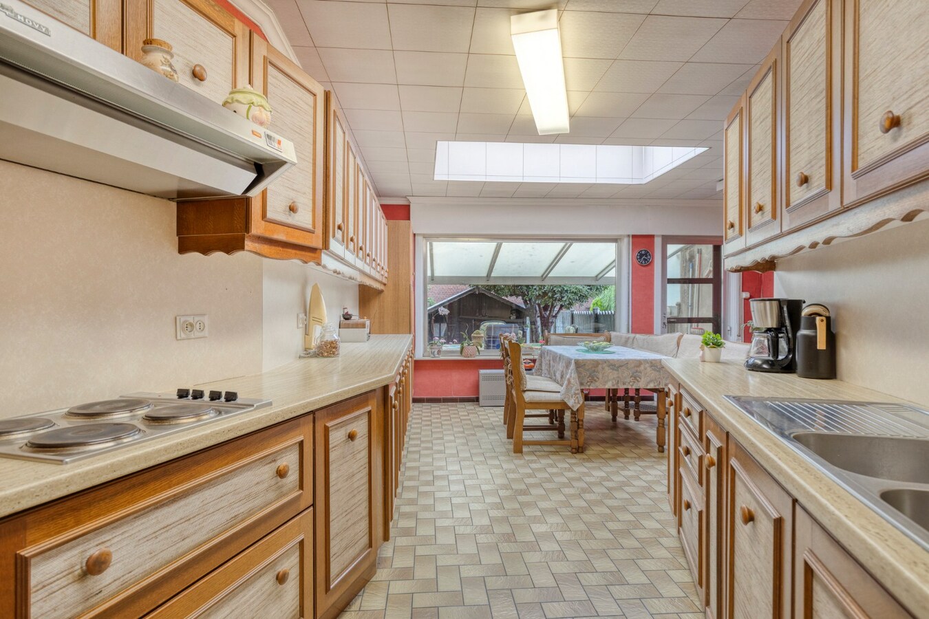 Centraal gelegen woning met stadstuin en veel potentieel in Ronse 