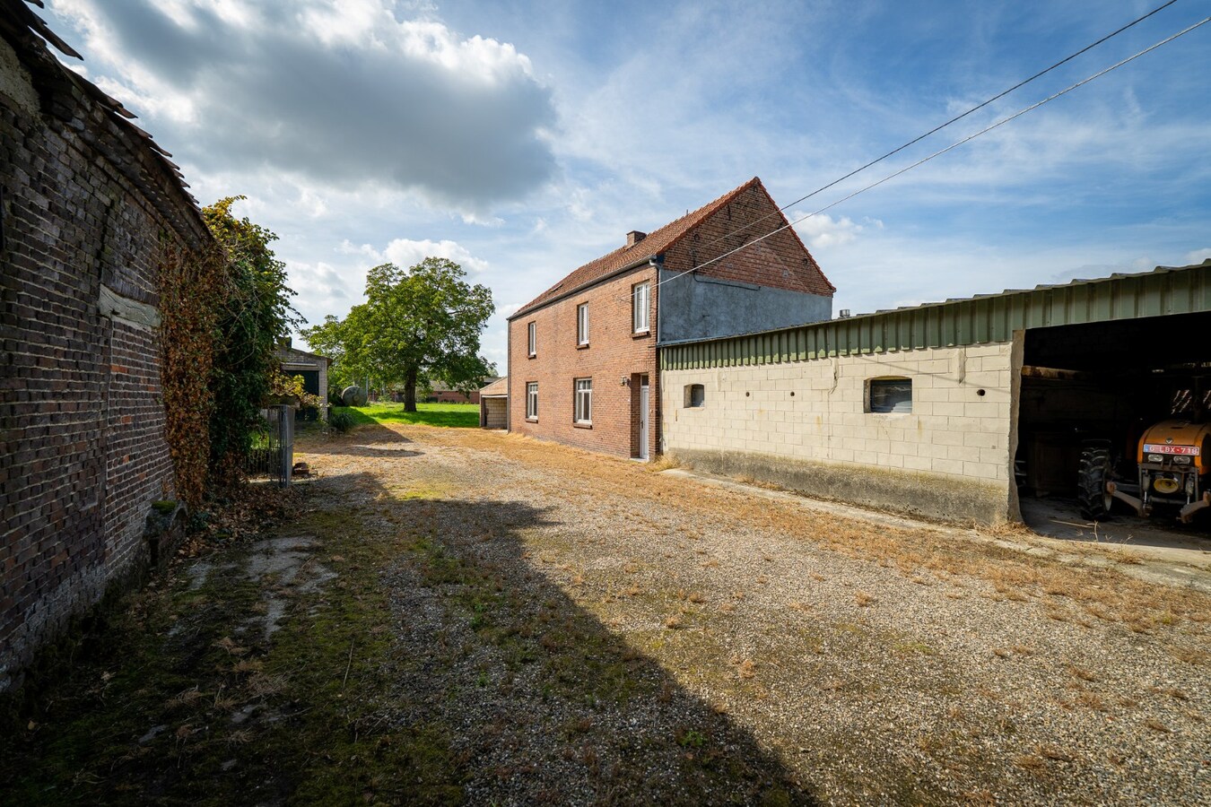 Hoeve met stalgebouwen op ca. 1ha te Bree 