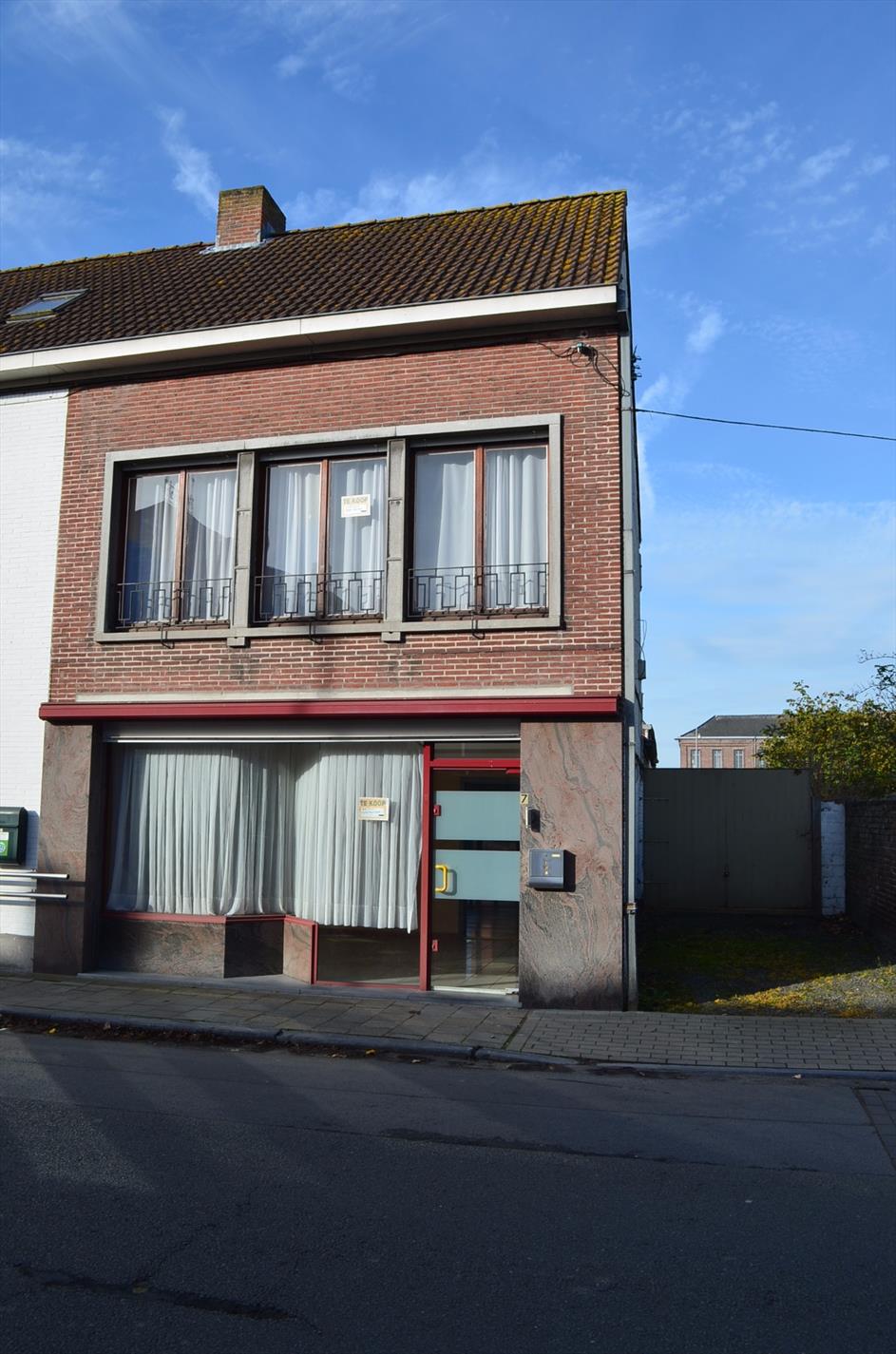 Woning (5 slpks) met handelsruimte en bijgebouw  te Sint-Laureins 