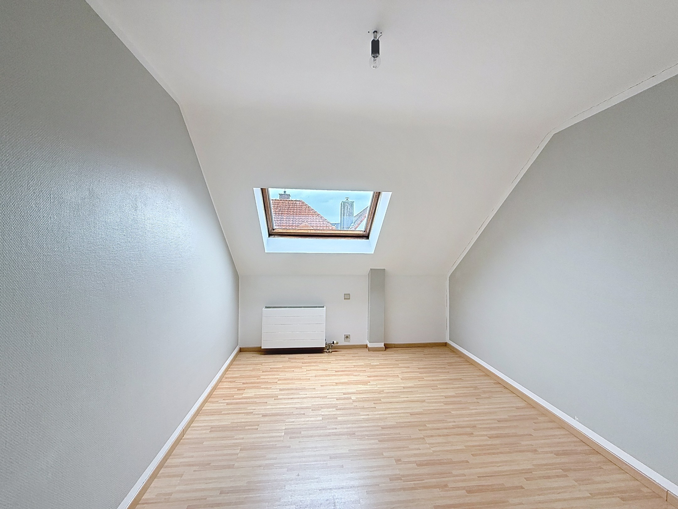 Maison de ville située au centre de la vieille ville de Knokke, à proximité des supermarchés, de l'école, du complexe sportif et à quelques mètres de l'avenue Lippens et des transports en commun. 