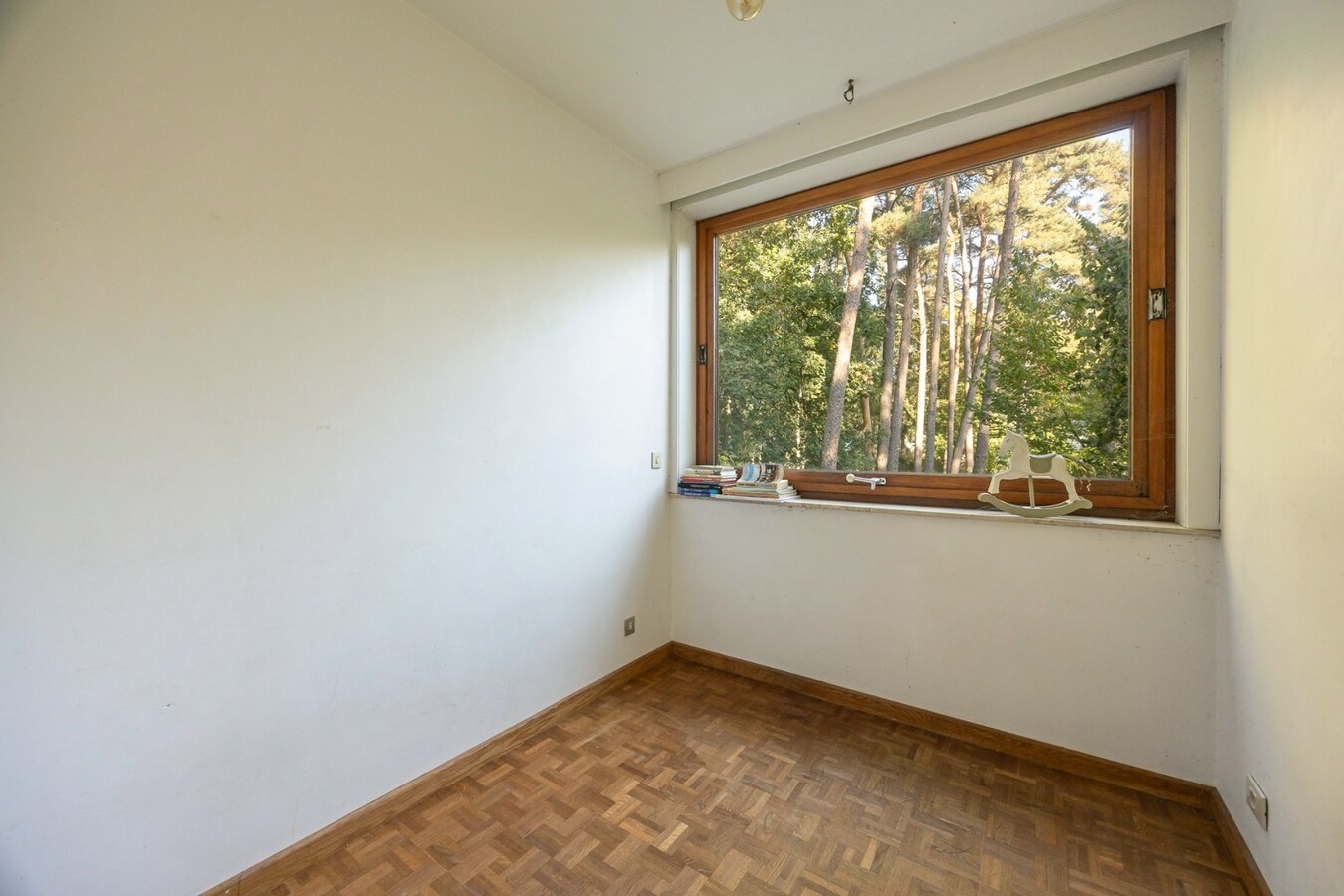 Te renoveren villa met 5 slaapkamers en prachtige tuin op toplocatie 