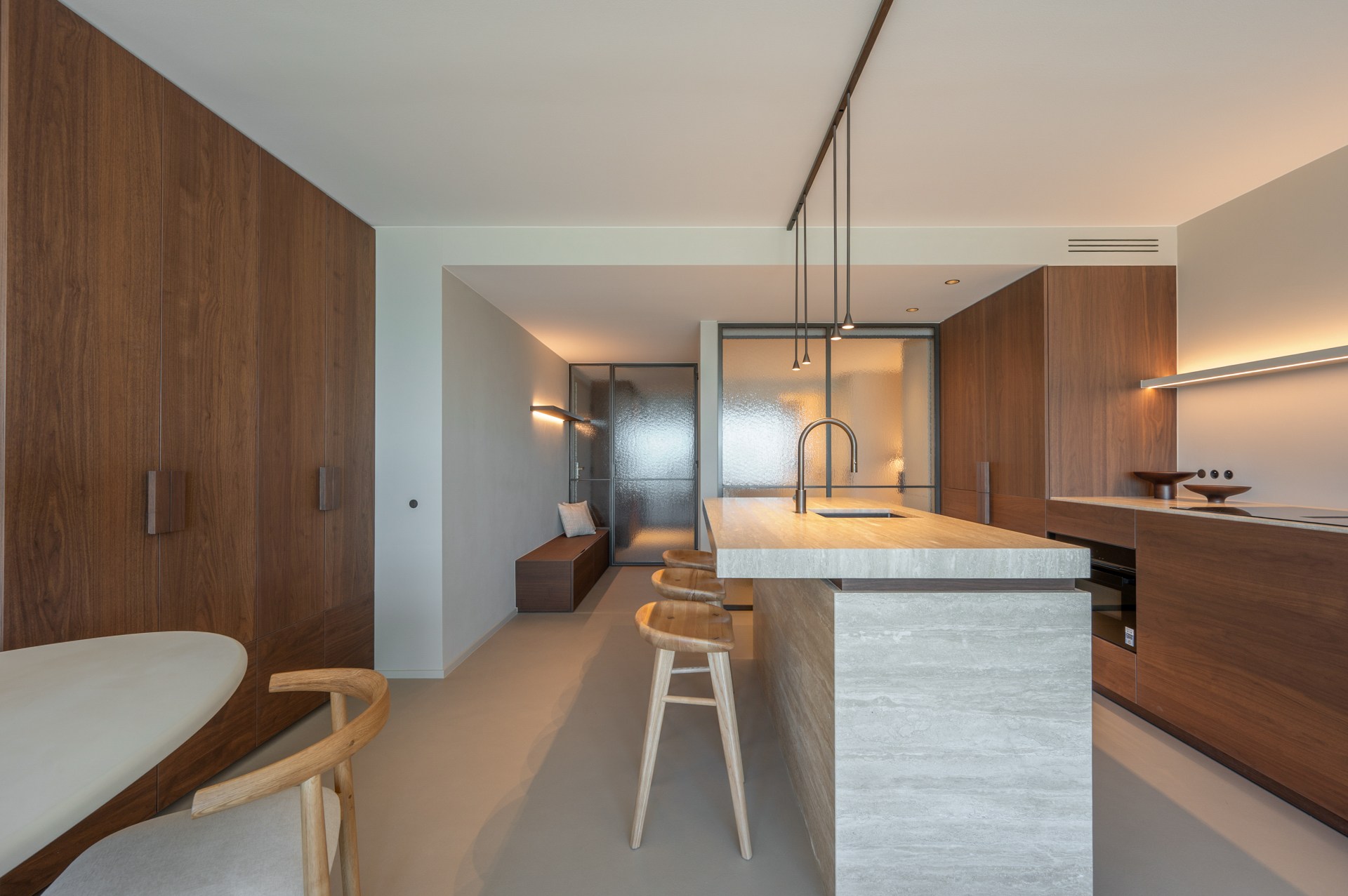 Prachtig gerenoveerd en instapklaar appartement met 3 slaapkamers en frontaal zeezicht, gelegen in een prestigieuze residentie op de zeedijk in het Zoute. 