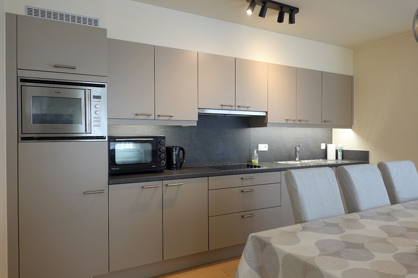 Gelijkvloers appartement (2016) met tuintje en parkeerplaats 