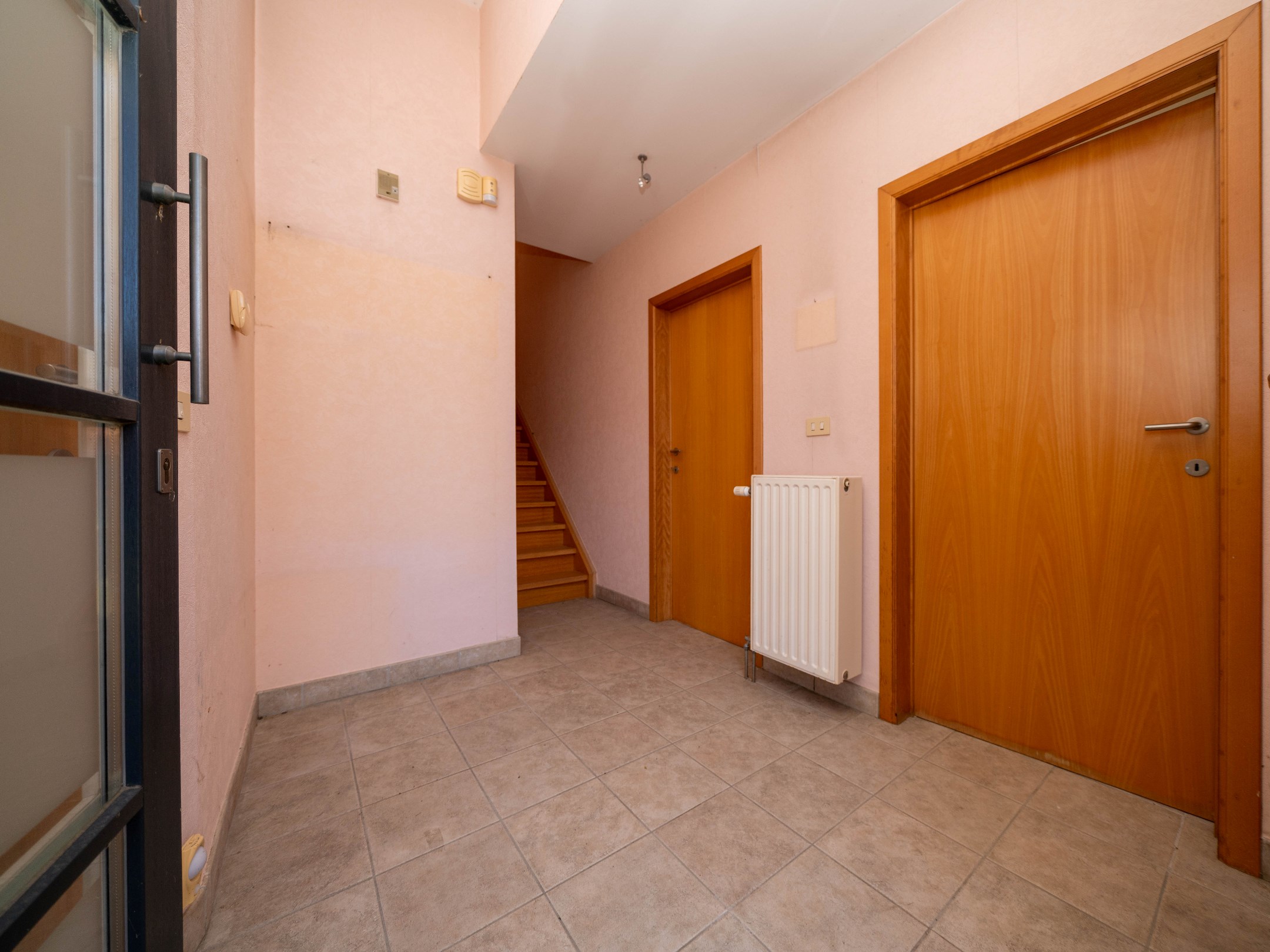 Lichtrijke, ruime woning met 3 kamers, garage en tuin 