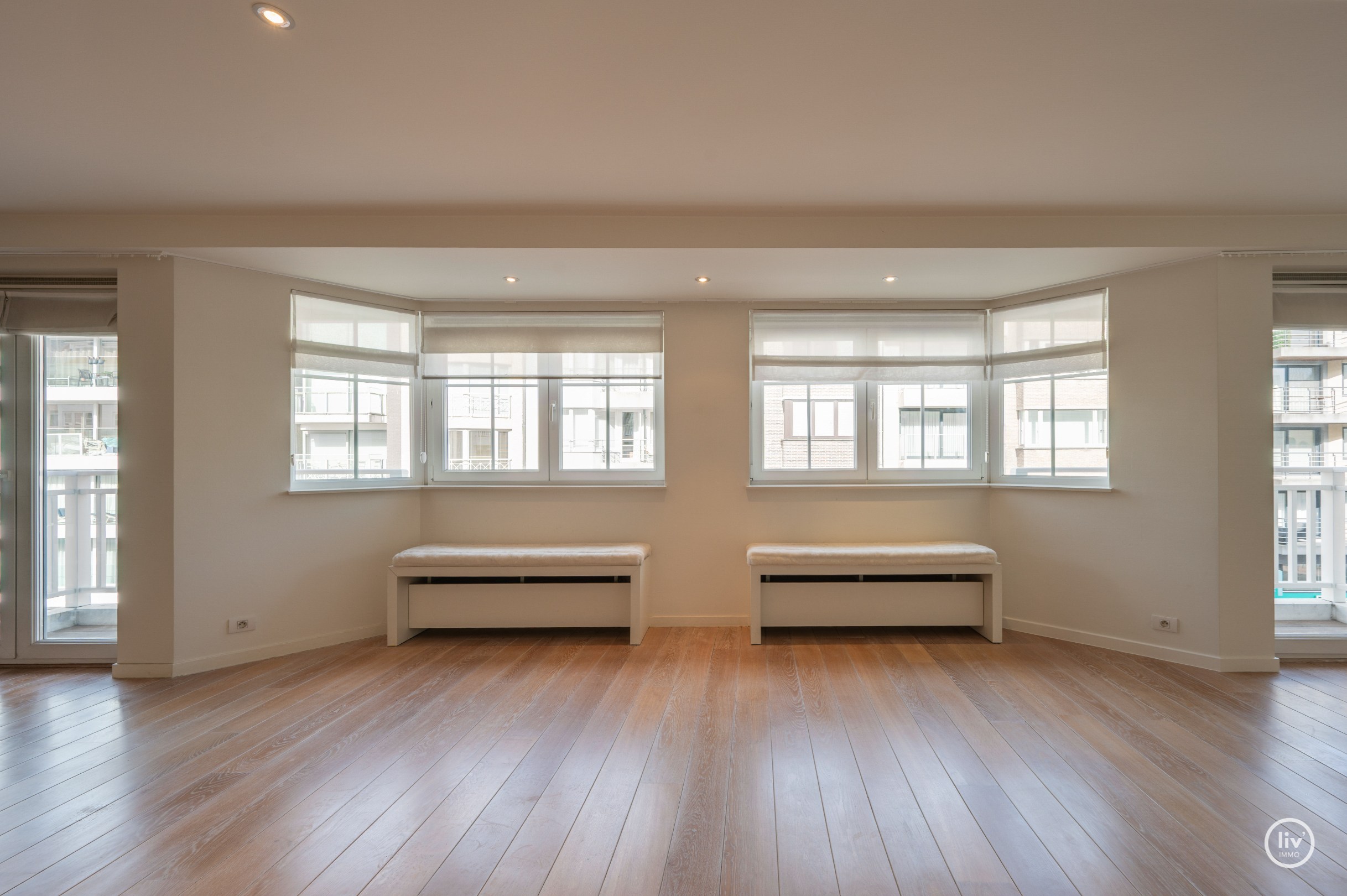 Appartement exceptionnellement spacieux avec une largeur de façade exceptionnelle et une superficie totale de 163 m², idéalement situé sur l'avenue Dumortier à Knokke. 