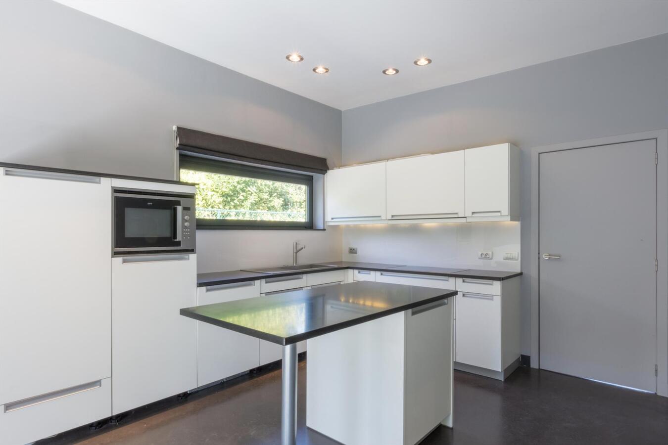 Moderne laagbouwwoning met magazijn 